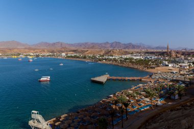 Kıyı şeridi, Kızıldeniz plajları ve arkada Sina Dağları. Mısır 'da seyahat ve turizm