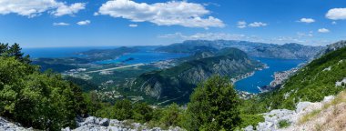 Eski kasabanın panoramik manzarası ve yukarıdan Kotor Körfezi. Kotor Körfezi Adriyatik Denizi 'ndeki en güzel yerdir. Kotor, Karadağ.