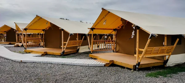 大規模な木製のキャンプ場で木製の歩道とフレームテント — ストック写真