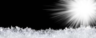Kar tanelerinin yakın planda olduğu doğal kar dokusu, sağda parlayan parlak bir yıldız, siyah arkaplanda izole edilmiş yazı için boşluk. Noel kartı. Karların makro dokusu. Büyük boyut.