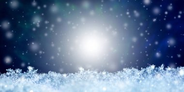 Doğal kar dokusu, kartanelerine yakın çekim, mavi bir zemine düşen kar ve ortada parlayan bir ışık. Noel kartı şablonu. Karların makro dokusu. Büyük boyut.