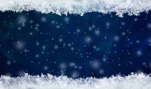 自然雪感与雪花紧密相连 雪落在蓝色的背景上 并有免费的文字复制空间 圣诞卡模板 大雪的质感 大尺寸 — 图库照片
