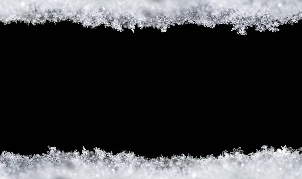 Naturalna Faktura Śniegu Płatkami Śniegu Zbliżenie Izolowane Czarnym Tle Miejsca — Zdjęcie stockowe