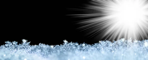 右側に輝く明るい星と雪の結晶が閉じられた自然な雪のテクスチャは テキストのためのスペースと黒の背景に隔離されています クリスマスカード 雪のマクロな質感 大きさ — ストック写真