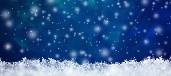 Natuurlijke Sneeuwtextuur Met Sneeuwvlokken Close Met Vallende Sneeuw Een Blauwe — Stockfoto
