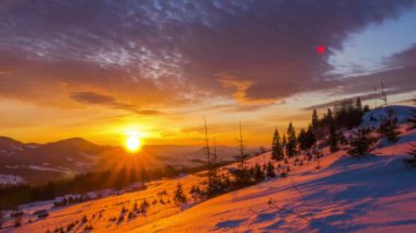 Karlı dağların üzerindeki bulutlu manzaranın hızlandırılmış görüntüsü 