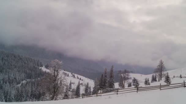 Хмарність у засніженій альпійській долині — стокове відео