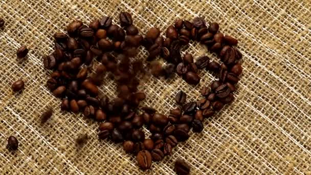 Κόκκους καφέ, σχηματίζοντας σχήμα καρδιάς — Αρχείο Βίντεο