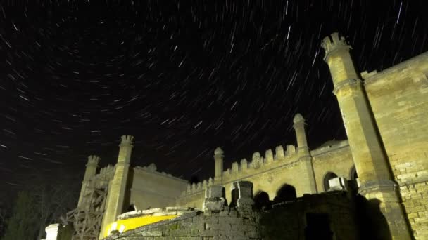 Star Trails πάνω από το γραφικό εγκαταλελειμμένο ερείπιο κτηρίου. Πάροδο του χρόνου — Αρχείο Βίντεο