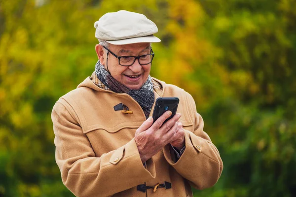 Portrait Extérieur Homme Âgé Joyeux Manteau Hiver Qui Utilise Smartphone — Photo