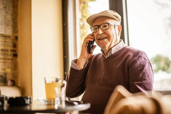Старший Сидит Кафе Разговаривает Телефону — стоковое фото
