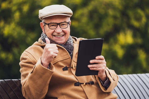 Открытый Портрет Веселого Пожилого Человека Зимнем Пальто Который Использует Цифровые — стоковое фото