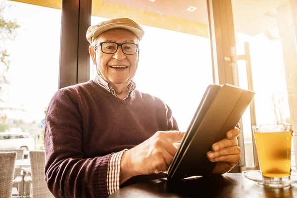 Senior Homme Est Assis Dans Café Utilisant Une Tablette Numérique — Photo