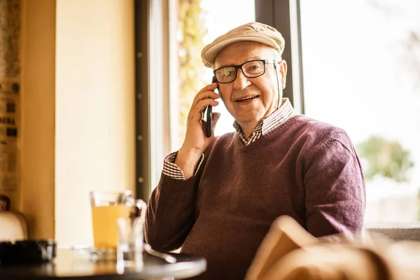Старший Сидит Кафе Разговаривает Телефону — стоковое фото