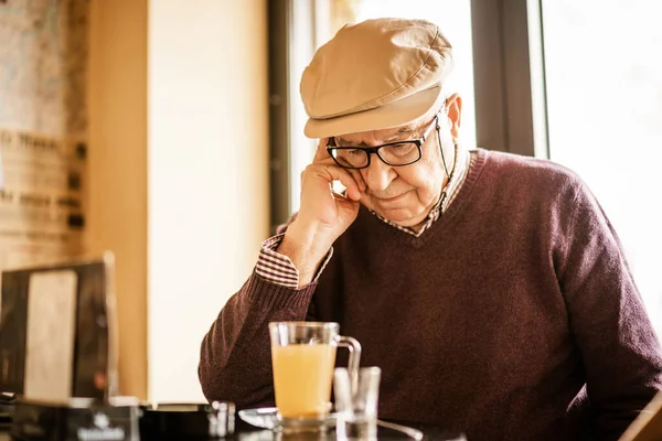 Aîné Est Assis Dans Café Boit Thé Est Cher — Photo