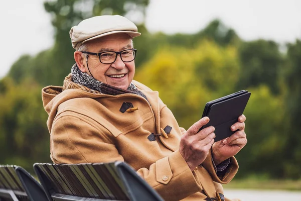 Portrait Extérieur Homme Âgé Joyeux Manteau Hiver Qui Utilise Une — Photo