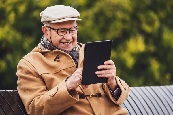 Outdoor Portrait Cheerful Senior Man Winter Coat Who Using Digital — Stock Photo, Image