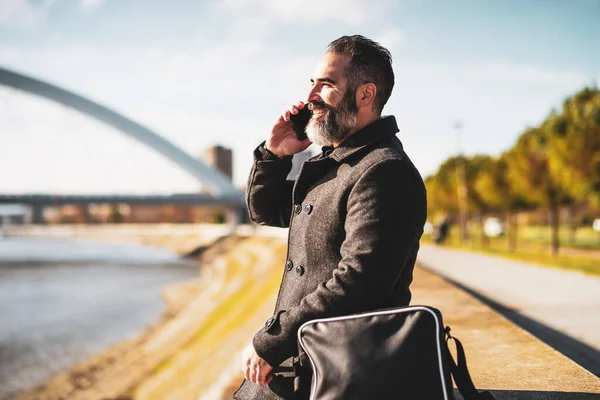 Homme Affaires Est Assis Plein Air Dans Ville Parler Téléphone — Photo