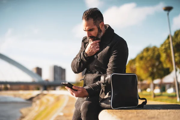 Homme Affaires Est Assis Plein Air Dans Ville Utilisant Smartphone — Photo