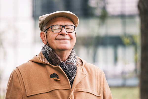 Feliz Hombre Mayor Está Disfrutando Del Aire Fresco Parque — Foto de Stock