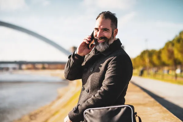 Geschäftsmann Sitzt Draußen Der Stadt Und Telefoniert — Stockfoto