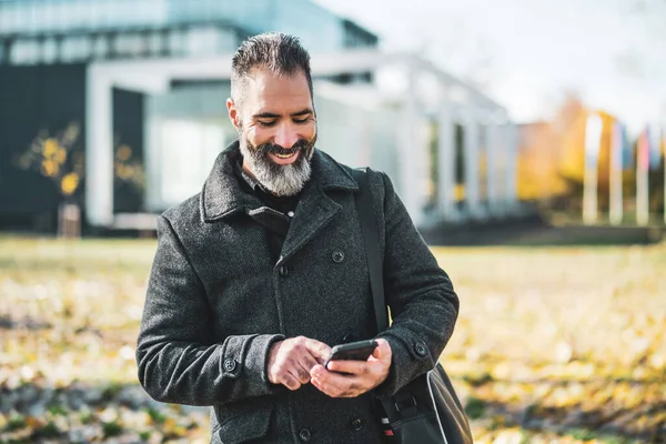 Homme Affaires Utilise Smartphone Devant Bâtiment Entreprise Dans Parc Homme — Photo