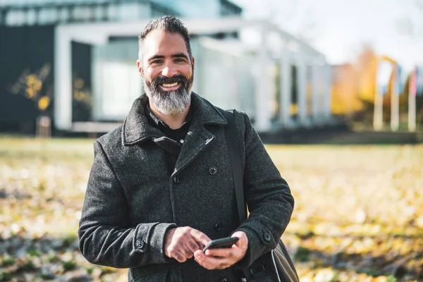 Zakenman Gebruikt Smartphone Voor Bedrijfsgebouw Park Gelukkige Zakenman Herfst — Stockfoto