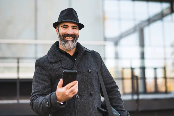 Portrait Homme Affaires Heureux Vêtements Noirs Debout Devant Bâtiment Entreprise — Photo