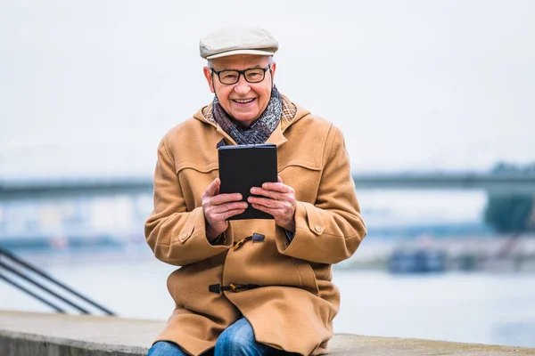 Portrait Extérieur Homme Âgé Joyeux Manteau Hiver Qui Utilise Une — Photo