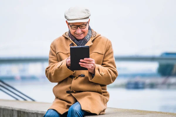 Portrait Extérieur Homme Âgé Joyeux Manteau Hiver Qui Utilise Une — Photo