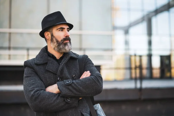 Porträt Eines Geschäftsmannes Schwarzer Kleidung Der Vor Einem Firmengebäude Steht — Stockfoto