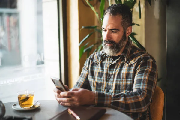 Homme Adulte Est Assis Dans Café Messagerie Ligne Utilise Smartphone — Photo