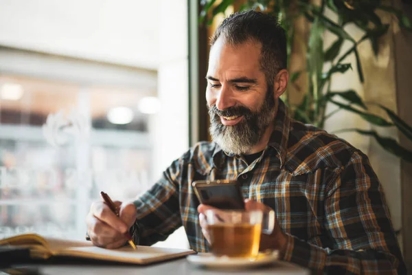 Homme Adulte Est Assis Café Fait Son Emploi Temps Quotidien — Photo