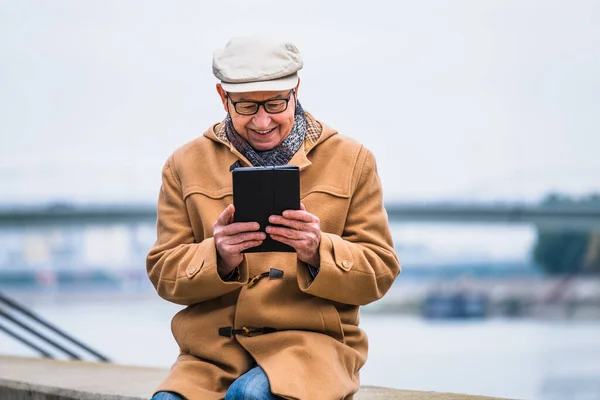 Portrait Extérieur Homme Âgé Joyeux Manteau Hiver Qui Utilise Une — Photo