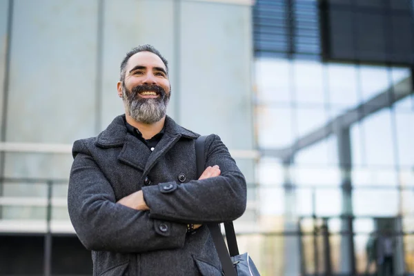 Portret Van Een Gelukkige Zakenman Zwarte Kleding Voor Het Bedrijfsgebouw — Stockfoto