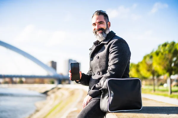 Glückliche Geschäftsleute Sitzen Draußen Der Stadt Und Genießen Herbst Die — Stockfoto