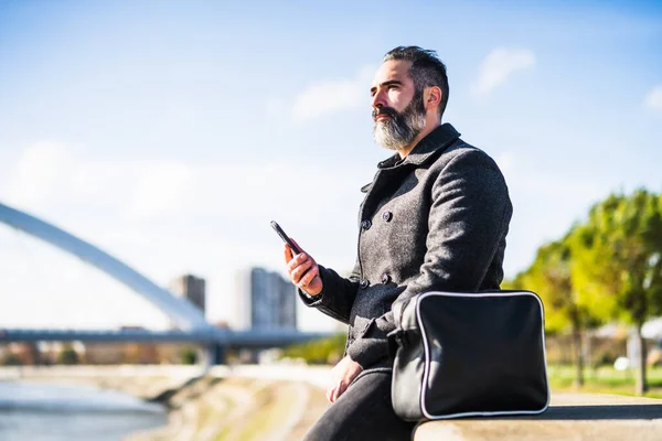 Podnikatel Sedí Venku Městě Používá Smartphone — Stock fotografie