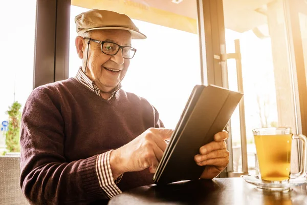 Senior Homme Est Assis Dans Café Utilisant Une Tablette Numérique — Photo