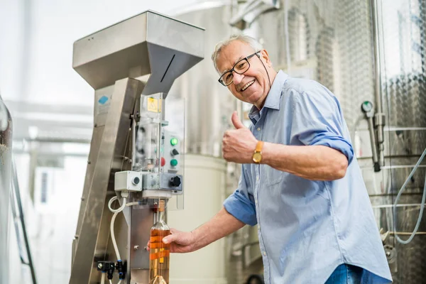 Hombre Mayor Está Utilizando Máquina Para Taponar Botella Vino Destilería — Foto de Stock