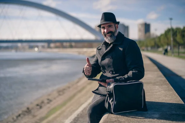 Geschäftsmann Sitzt Draußen Der Stadt Und Nutzt Digitales Tablet — Stockfoto