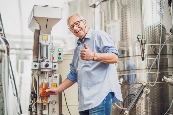 Hombre Mayor Está Utilizando Máquina Para Taponar Botella Vino Destilería — Foto de Stock