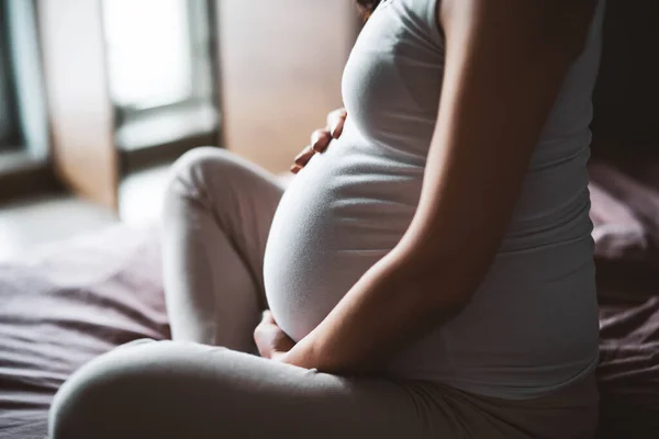 Gravid Kvinna Avkopplande Hemma Hon Sitter Sängen Sovrummet — Stockfoto