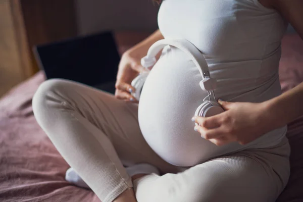 Nahaufnahme Einer Schwangeren Frau Die Sich Hause Entspannt Sie Sitzt — Stockfoto