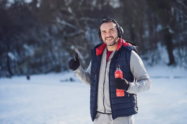 Dospělý Muž Připraven Cvičení Parku Zimě — Stock fotografie