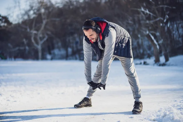 Dospělý Muž Cvičí Parku Zimě Protahuje Než Začne Běhat — Stock fotografie