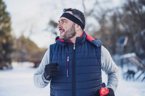 Uomo Adulto Allena Nel Parco Inverno Sta Facendo Jogging — Foto Stock