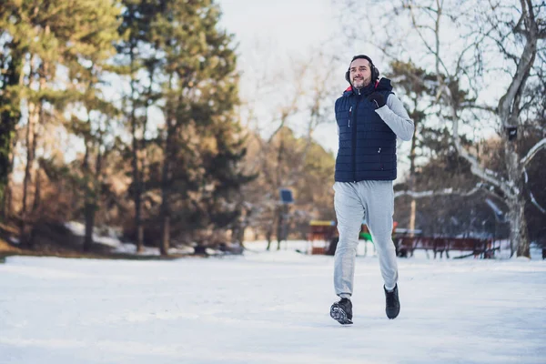 Uomo Adulto Allena Nel Parco Inverno Sta Facendo Jogging — Foto Stock