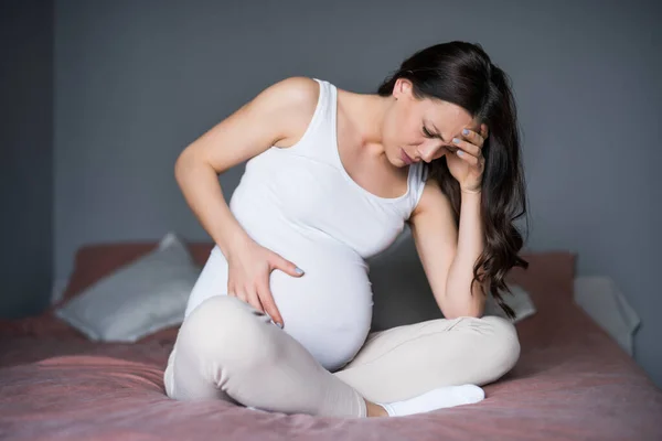 Mujer Embarazada Tiene Dolor Estómago Ella Está Sentada Cama Casa —  Fotos de Stock