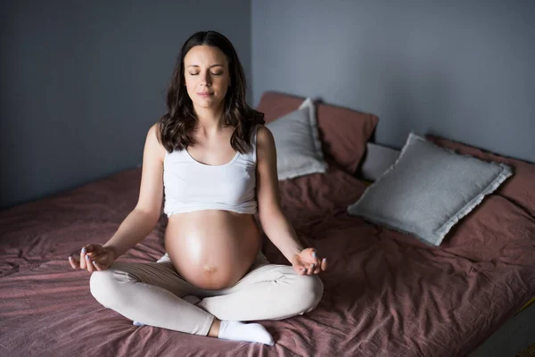 Zwangere Vrouw Ontspant Zich Thuis Zit Bed Mediteert — Stockfoto