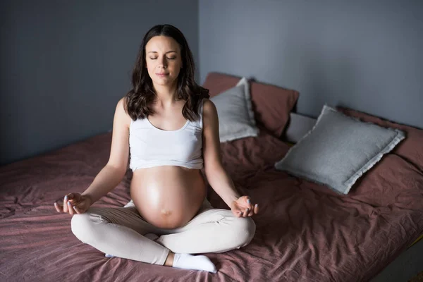 Mulher Grávida Relaxando Casa Ela Está Sentada Cama Meditando — Fotografia de Stock